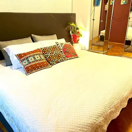 Margaret Bridge Cozy Flat